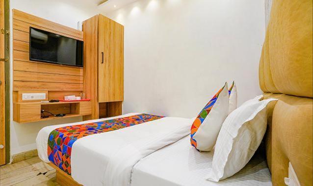 Hotel New Deepak Мумбай Екстериор снимка