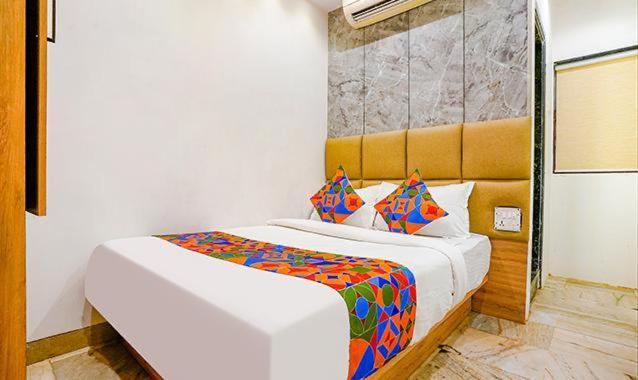 Hotel New Deepak Мумбай Екстериор снимка
